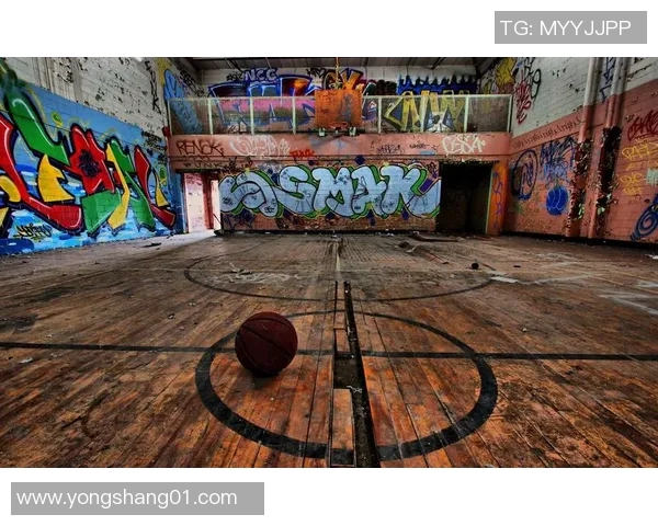 当篮球巨星遇见绿茵传奇拼接而成的跨界梦幻运动壁纸