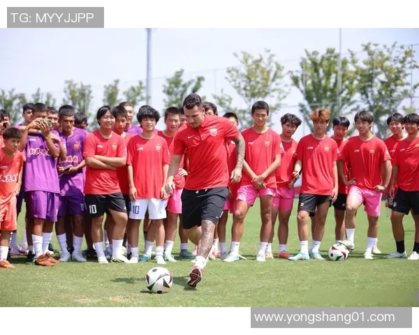 街头路人随机猜测足球球星名字引发的趣味对话与误认瞬间